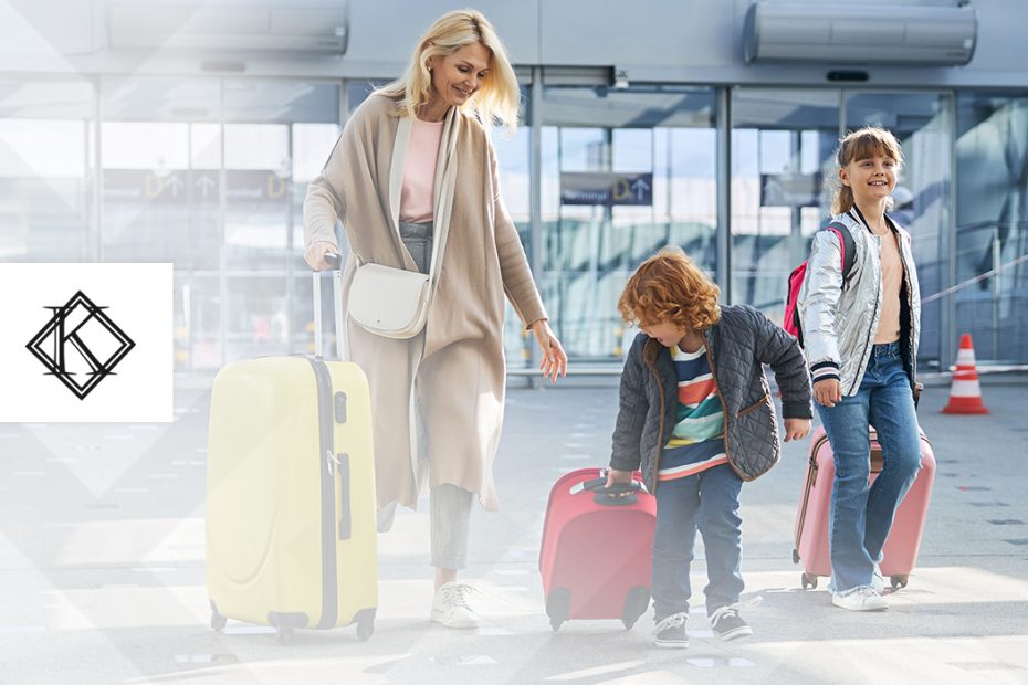 A imagem mostra uma mãe e duas crianças no aeroporto, e ilustra a publicação "Quem precisa de visto para entrar no Brasil?", da Koetz Advocacia.