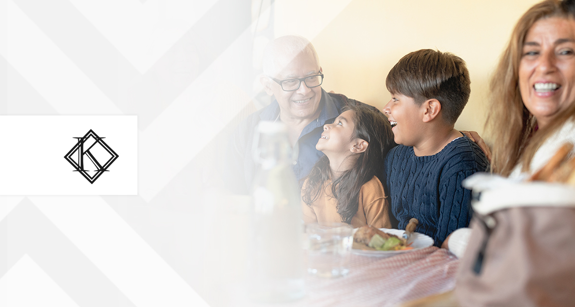 A imagem mostra uma família interagindo e sorrindo à mesa, e ilustra a publicação 