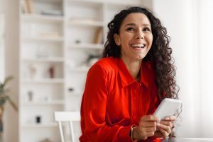 A imagem mostra uma mulher sorrindo, em destaque e ilustra o texto: Permiso de residencia para inversor extranjero en Brasil da Koetz Advocacia.