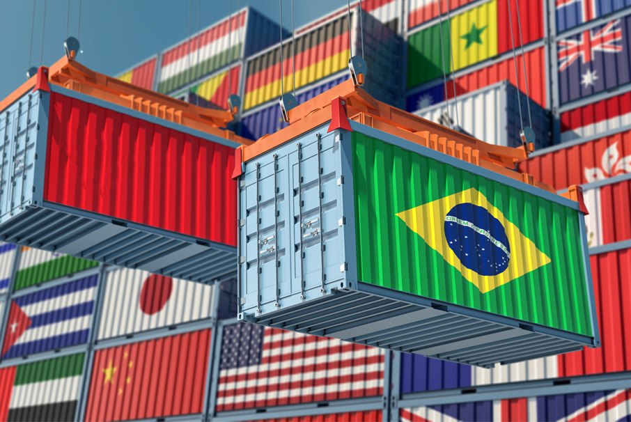 A imagem mostra containers sendo organizados.