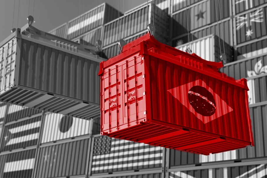 A imagem mostra containers sendo organizados.