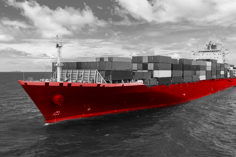 A imagem mostra um navio em alto mar cheio de containers.