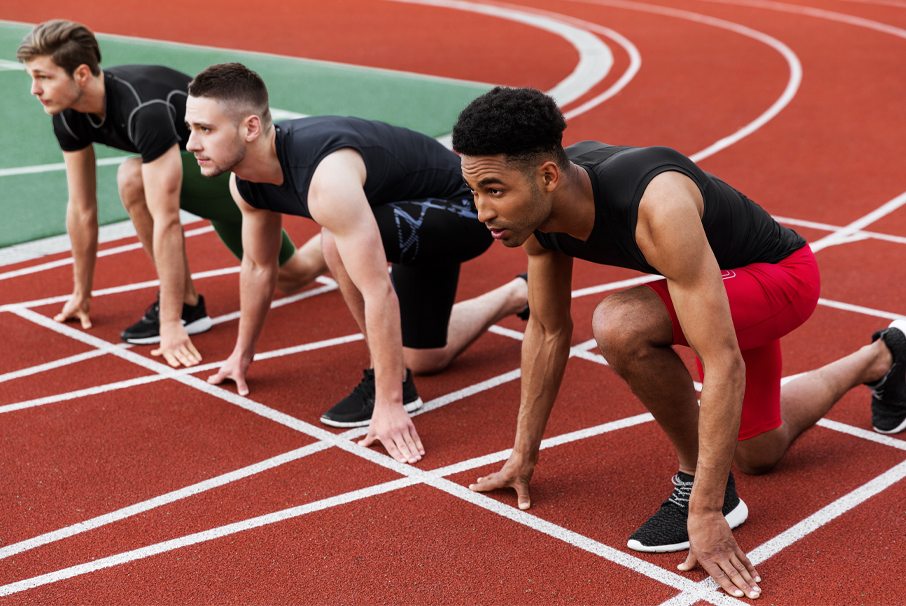 A imagem mostra grupo de atletas se preparando para correr. A imagem ilustra o texto "Visto para esportistas trabalharem no Brasil temporariamente" de Koetz Advocacia