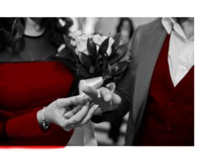 A imagem mostra as mãos de um casal em foco, onde a mulher coloca a aliança na mão do homem e ilustra o texto: Poligamia: os estrangeiros e o direito de casar com várias esposas da Koetz Advocacia.