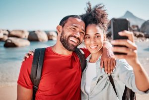 la imagen muestra una pareja feliz tomando fotos ilustrando el articulo 