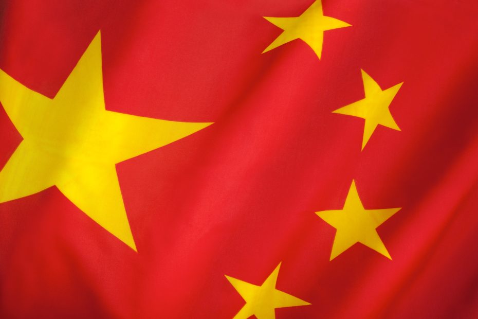 A imagem mostra a bandeira da China em detalhes e ilustra o texto: Brasil e China 2023: como aproveitar essas oportunidades da Koetz Advocacia.