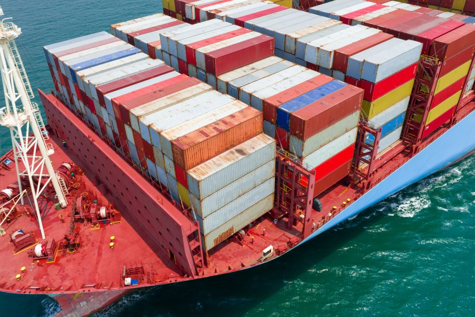 A imagem mostra uma visão aérea de mar, em especial de um navio carregado de containers e ilustra o texto: Contratos internacionais de exportação do Brasil para exterior da Koetz Advocacia.