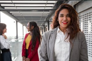 La imagen muestra el retrato de una mujer de negocios sonriente. ilustrando el articulo 