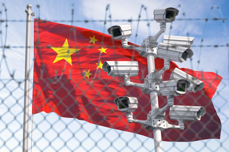 A imagem mostra a bandeira da China atrás de arames farpados e câmeras de vigilância e ilustra o texto: Crimes in China that are not crimes in Brazil da Koetz Advocacia.