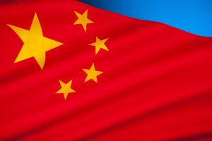 A imagem mostra em destaque a bandeira da China e ilustra o texto: Step by step how to import from China da Koetz Advocacia.