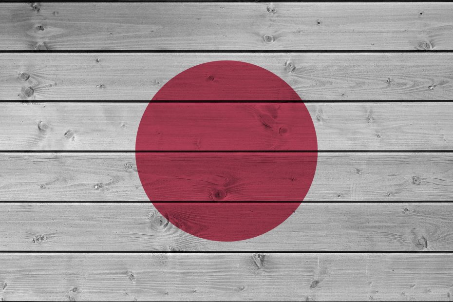 A imagem mostra a pandeira do Japão pintada em uma parede e ilustra o texto: Crimes no Japão que não são crimes no Brasil da Koetz Advocacia.