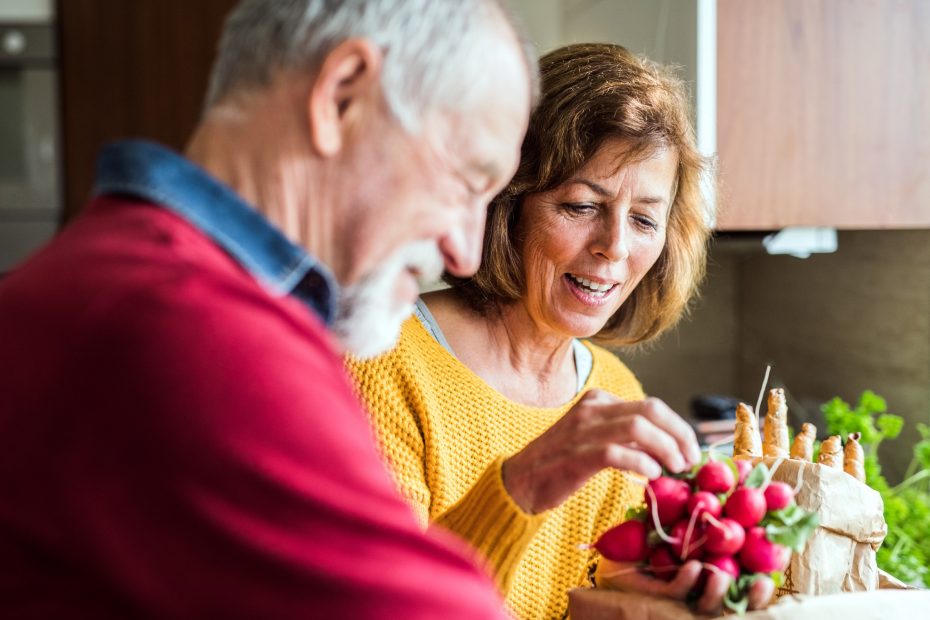 A imagem mostra um casal de idosos, na cozinha, preparando alimentos e ilustra o texto: Inventário: o que é, tipos e como reduzir tempo e custos da Koetz Advocacia.