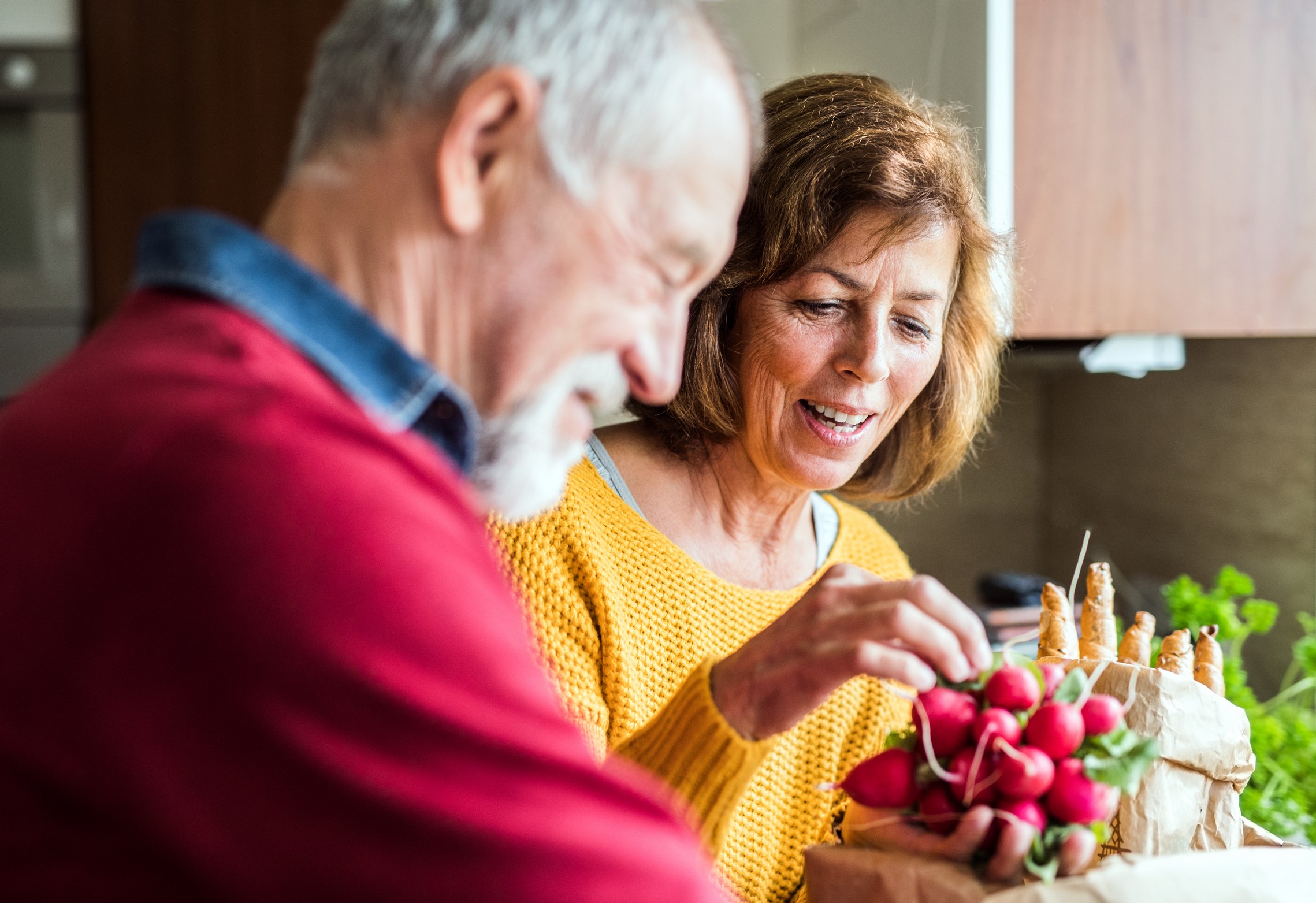A imagem mostra um casal de idosos, na cozinha, preparando alimentos e ilustra o texto: Inventário: o que é, tipos e como reduzir tempo e custos da Koetz Advocacia.