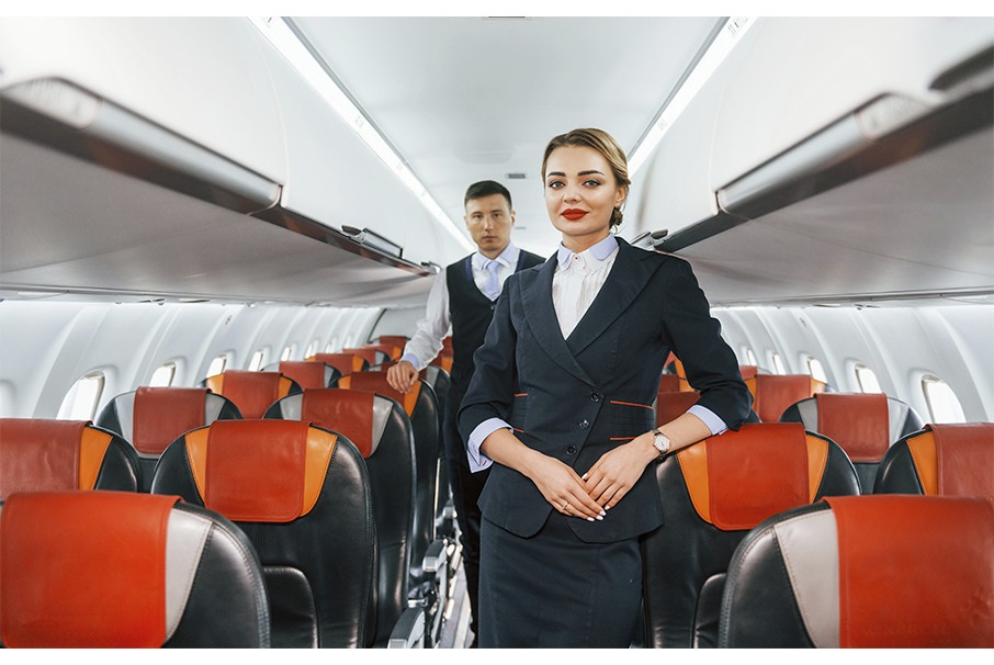 La imagen muestra a una azafata trabajando en el avión. ilustrando el articulo "Visa brasileña para tripulación de avión" Koetz Advocacia