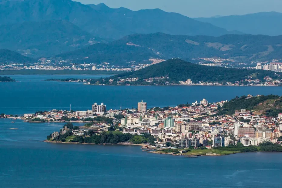 A imagem mostra a cidade de Florianópolis localizada no Brasil. A imagem ilustra o texto "Custo de vida e oportunidades nas cidades brasileiras para refugiados" de Koetz Advocacia.