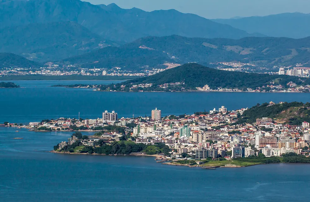 A imagem mostra a cidade de Florianópolis localizada no Brasil. A imagem ilustra o texto 