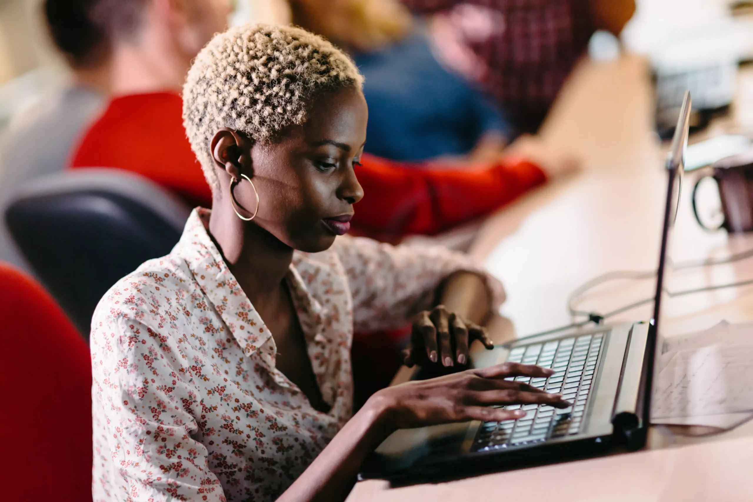 La imagen muestra a una mujer joven en un entorno de trabajo, utilizando una computadora portátil e ilustra el texto: Guía de exportación de software de Koetz Advocacia.