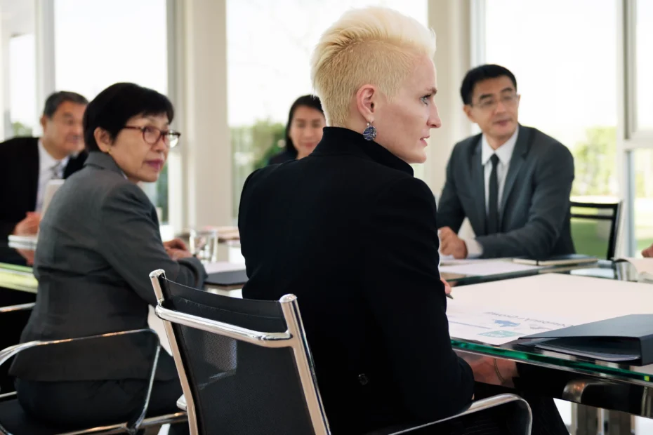 A imagem mostra vários sócios de empresários em uma reunião, sentados à mesa, em ambiente corporativo. Ilustra o texto sobre contrato de sócios.