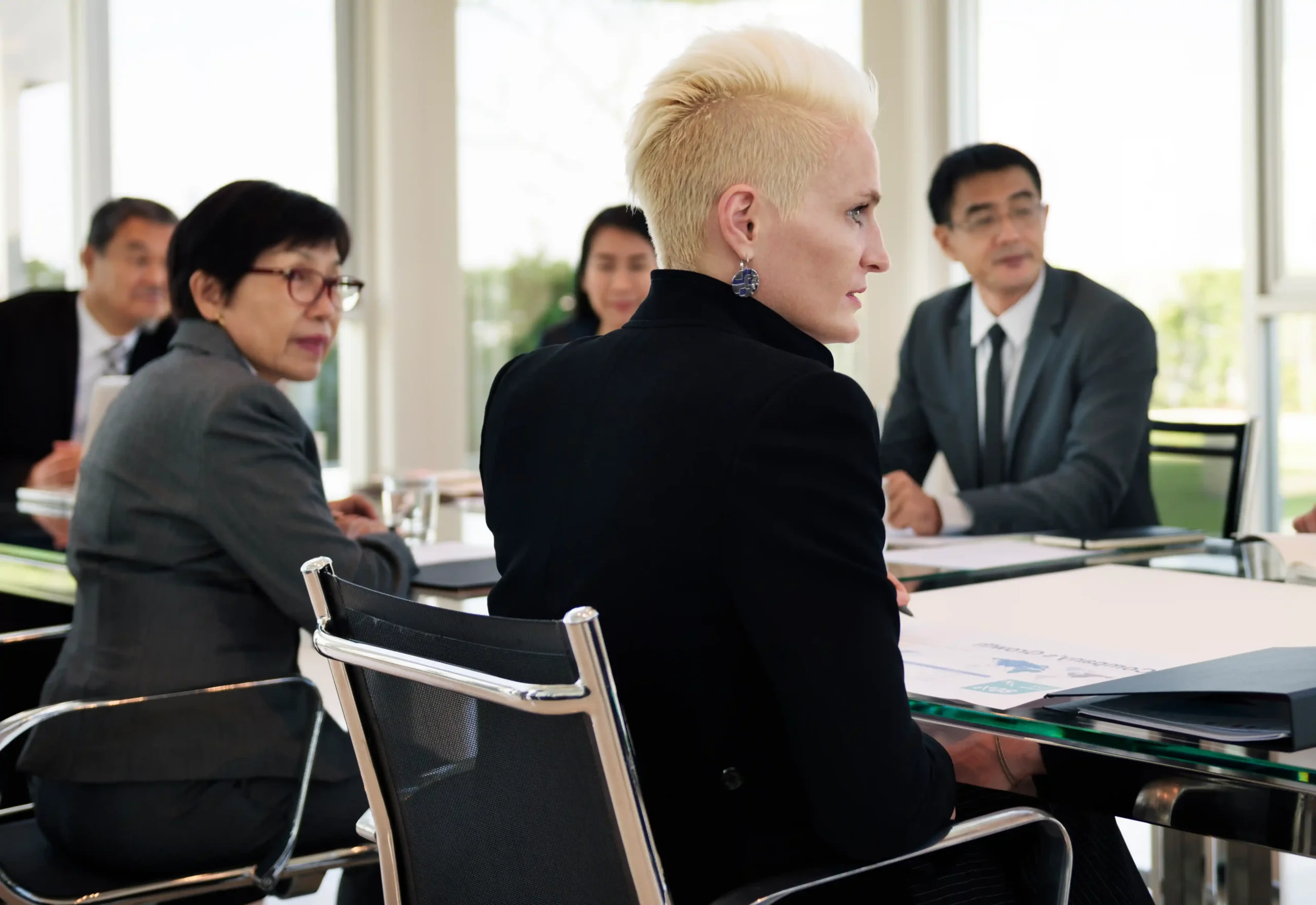 A imagem mostra vários sócios de empresários em uma reunião, sentados à mesa, em ambiente corporativo. Ilustra o texto sobre contrato de sócios.