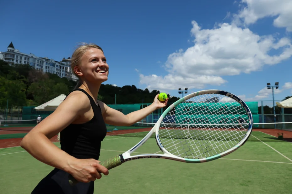 A imagem mostra uma jovem mulher sorridente jogando tenis. E ilustración o texto sobre visa brasileña para fines artísticos o deportivos.