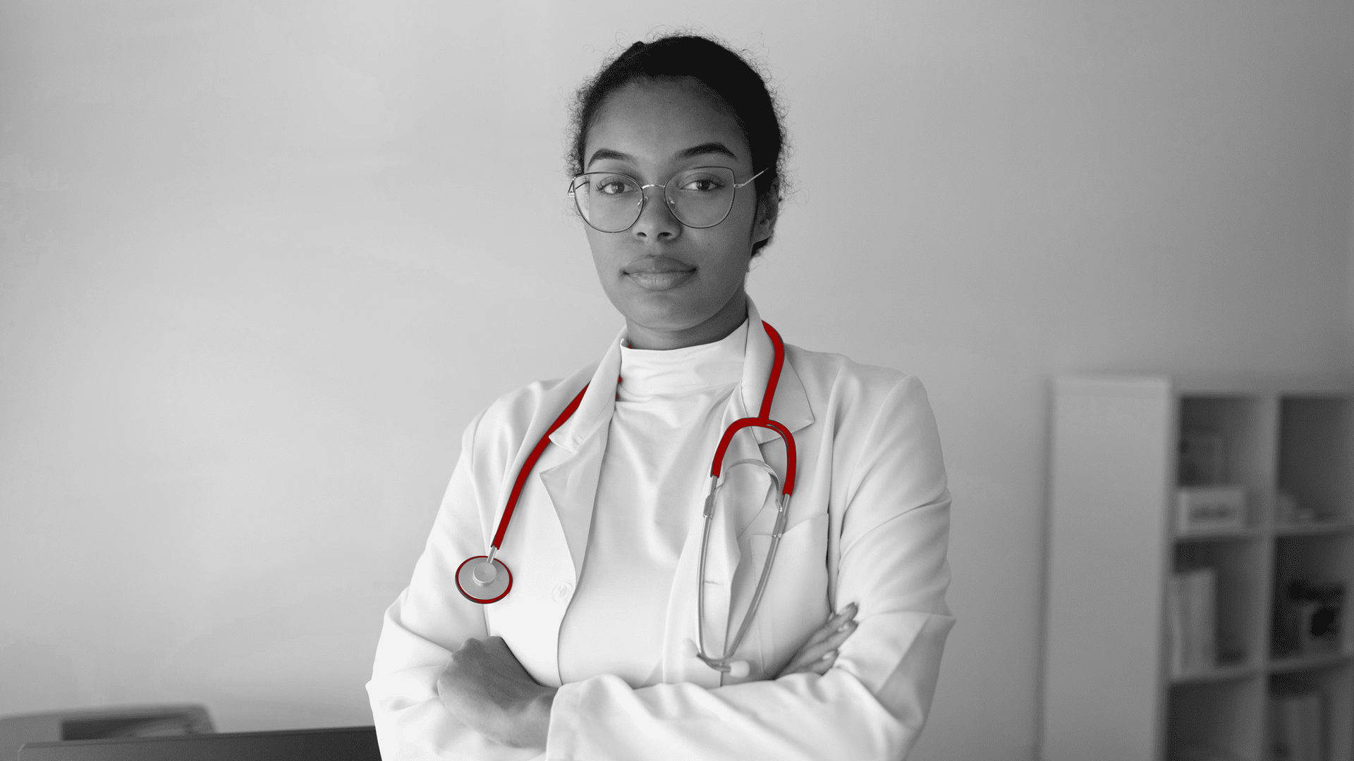 A imagem mostra uma médica séria, usando jaleco e estetoscópio, olhando para a câmera.