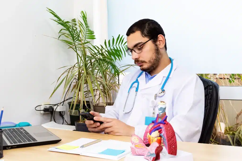 Exposição médica nas redes sociais. O que diz o CFM e quais as consequências?