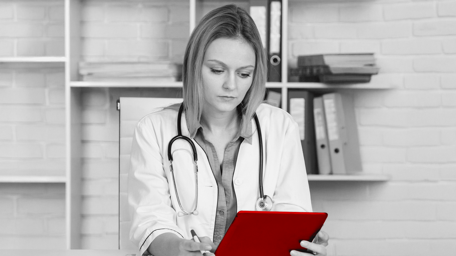 A imagem mostra uma jovem médica, em seu consultório, utilizando jaleco e estetoscópio, olhando com expressão séria para um tablet.