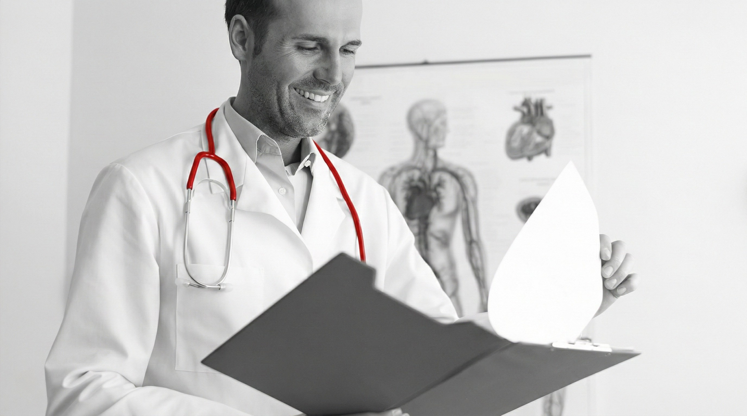 A imagem mostra um médico, sorridente, enquanto analisa documentos.