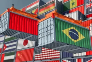 La imagen muestra contenedores siendo trasladados. La imagen ilustra el texto 