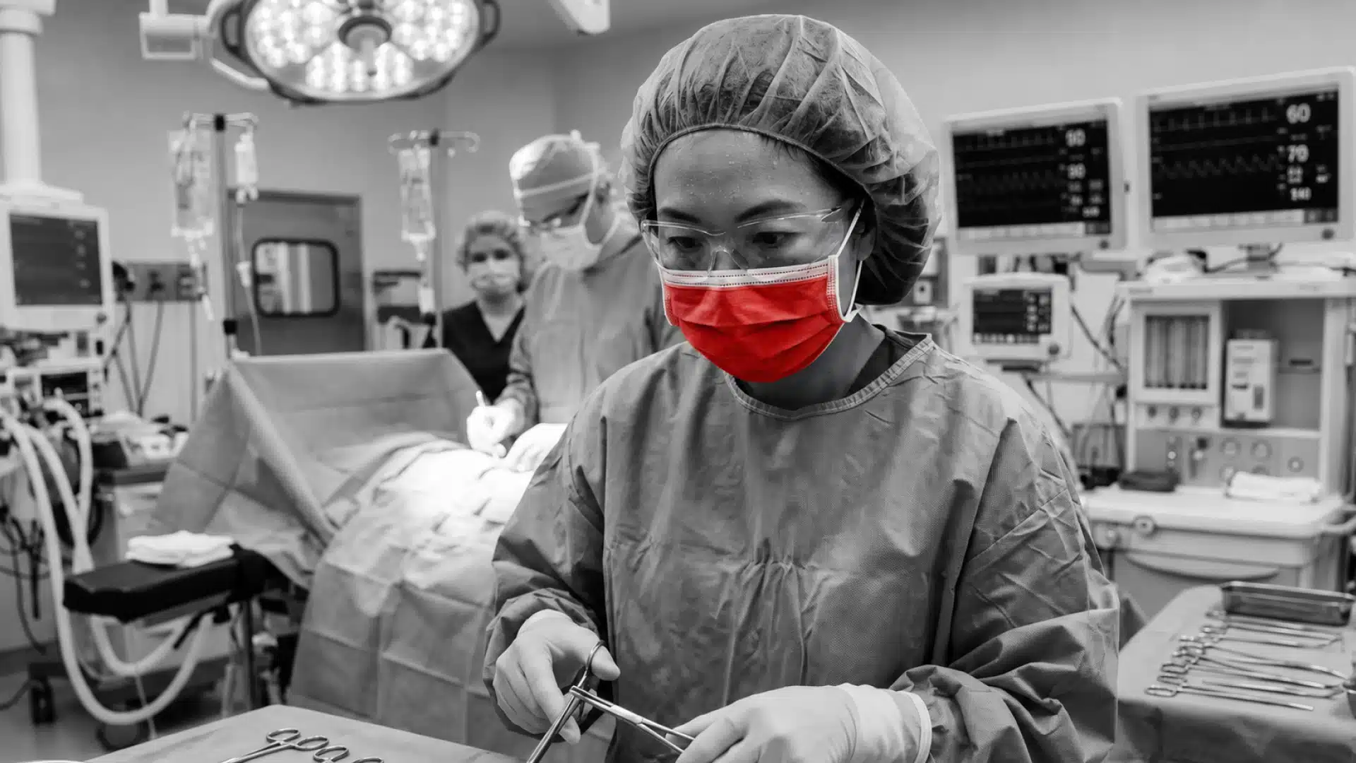 A imagem mostra uma médica em centro cirúrgico.